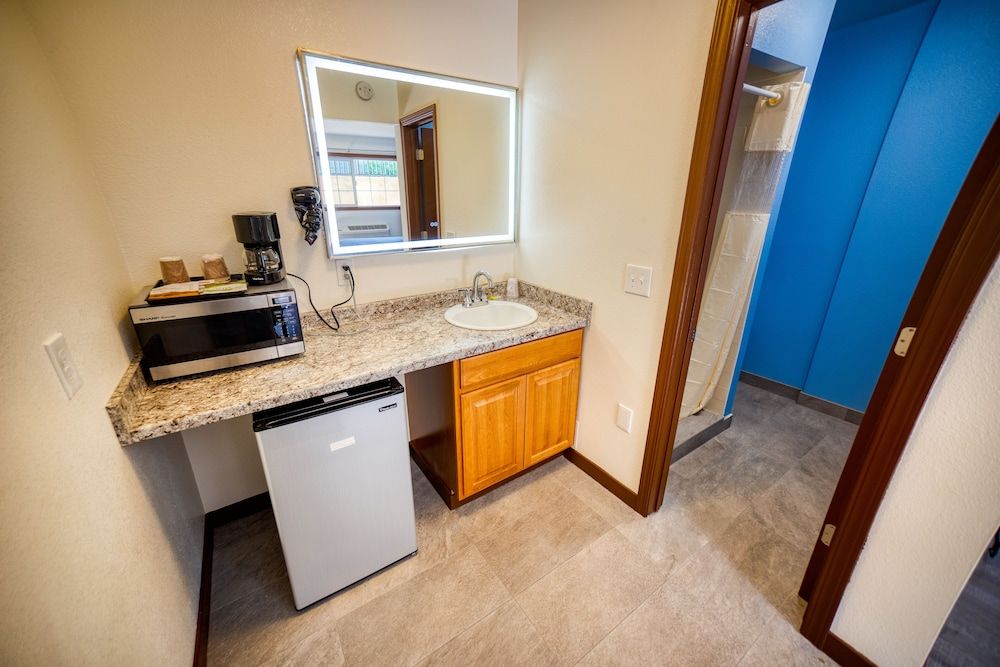 Budget Inn Motel Basic Room, 1 Queen Bed, Non Smoking 3