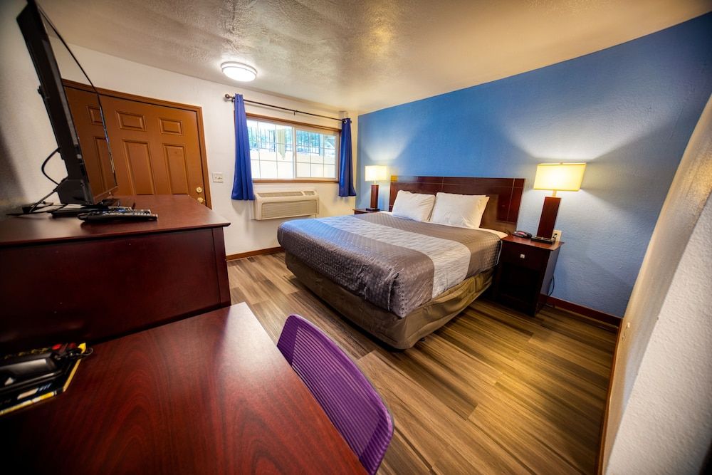 Budget Inn Motel Basic Room, 1 King Bed, Non Smoking 9