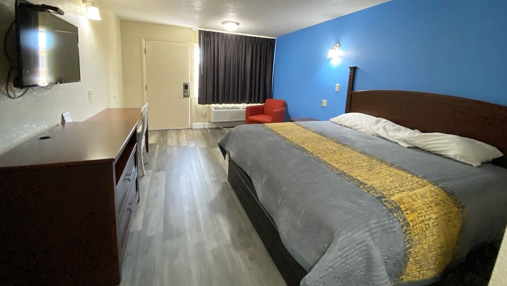 Express Inn Newport News Room, 1 King Bed, Smoking 6