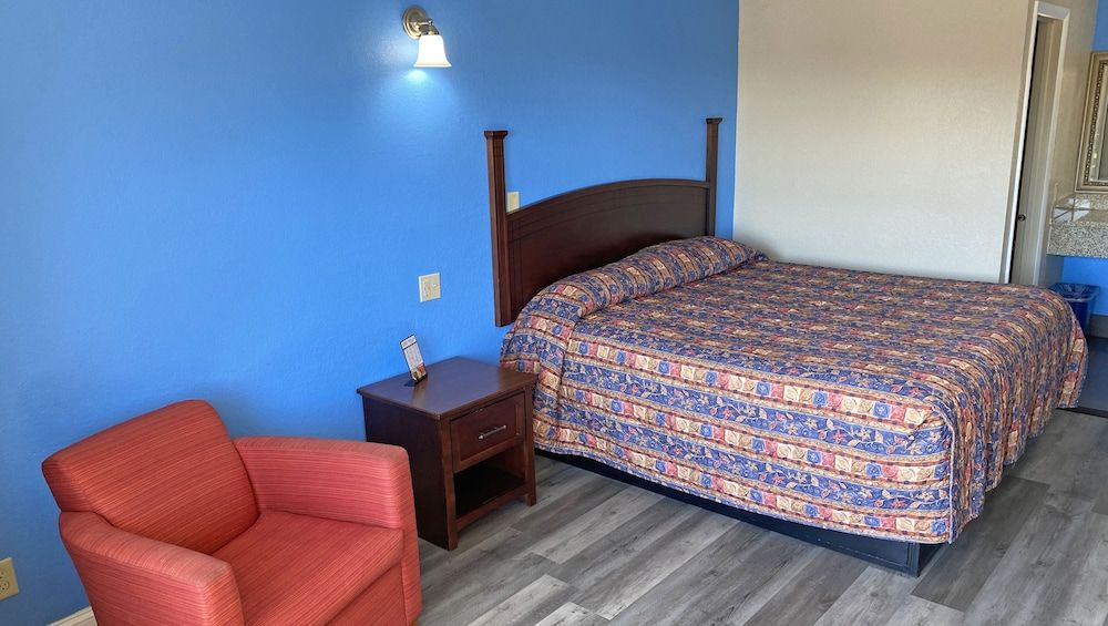 Express Inn Newport News Room, 1 King Bed, Smoking 5