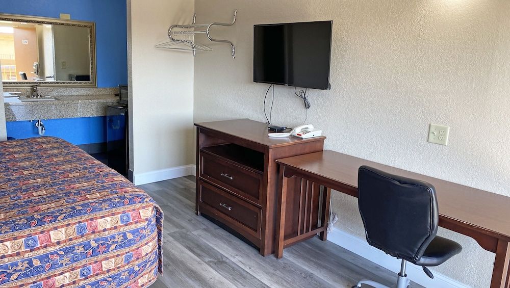 Express Inn Newport News Room, 1 King Bed, Smoking 4