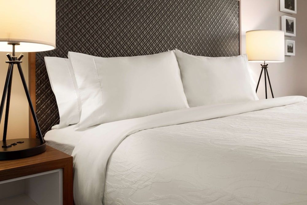 Room, 1 King Bed, Accessible, Bathtub (Hearing)
