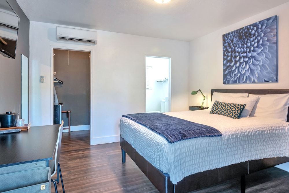 Oasis Hotel Studio, 1 Queen Bed 13