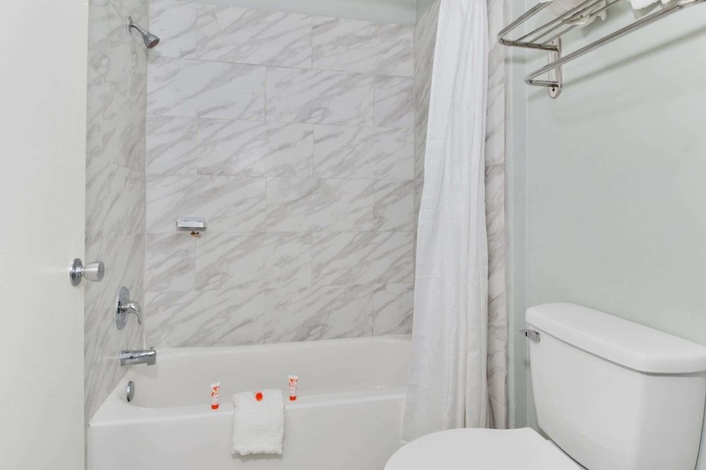 OYO Hotel Ingleside TX Room, 2 Queen Beds 8