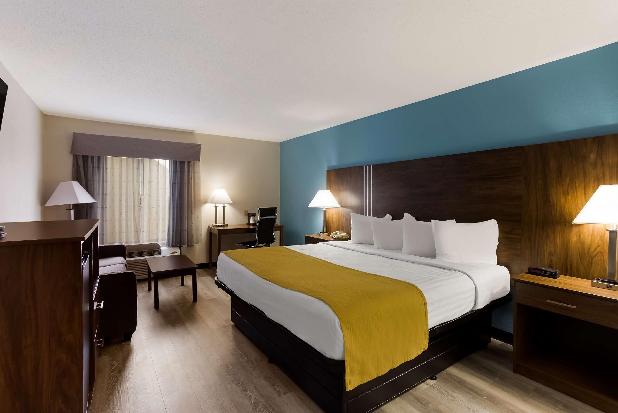 1 King Bed, Nonsmoking