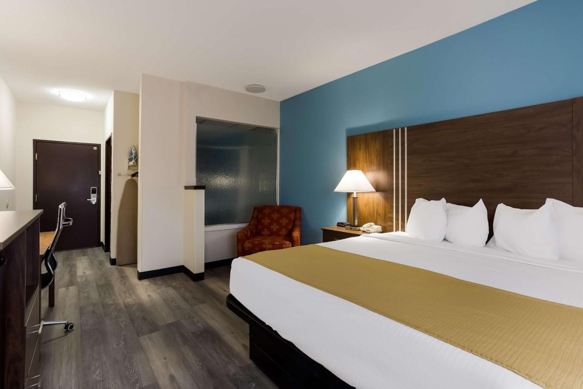 1 King Bed, Nonsmoking, Jetted Tub