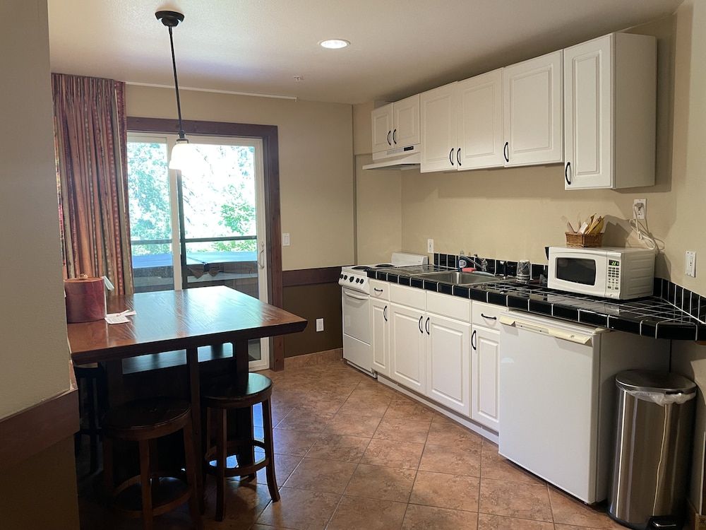 Carson Hot Springs Resort 1-Bedroom King Suite with Hot Tub 4