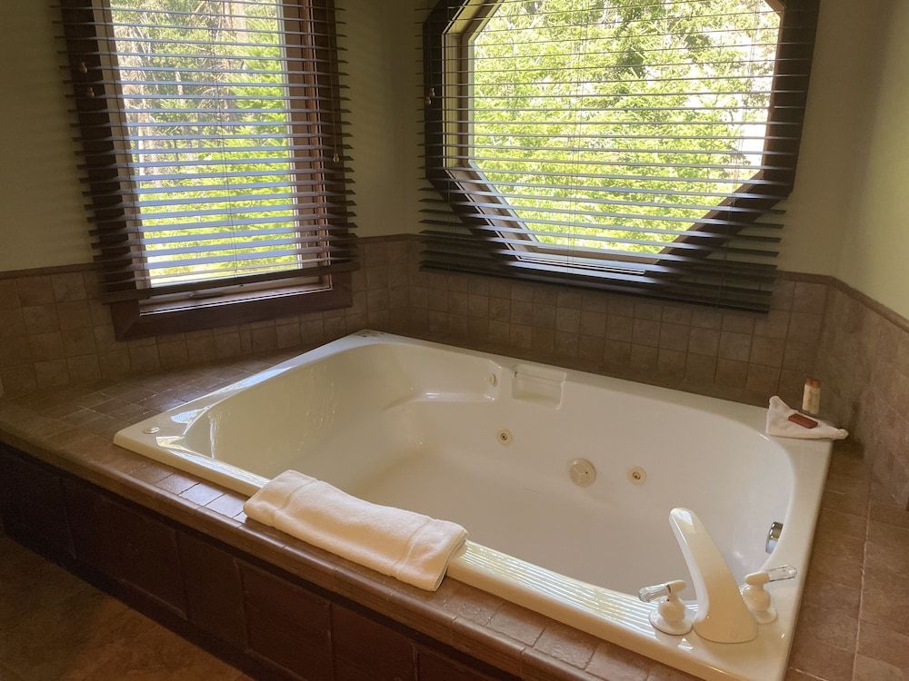 Carson Hot Springs Resort 1-Bedroom King Suite with Hot Tub 9