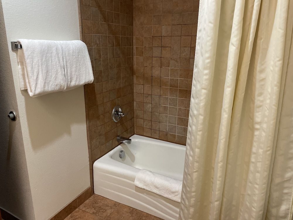 Carson Hot Springs Resort Deluxe Room, 2 Queen Beds, Hot Tub 4