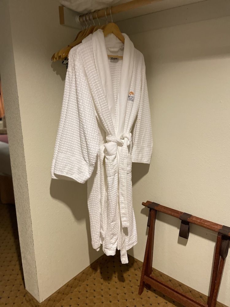 Carson Hot Springs Resort 1-Bedroom King Suite with Hot Tub 6