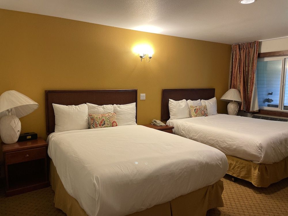 Carson Hot Springs Resort Deluxe Room, 2 Queen Beds, Hot Tub 6