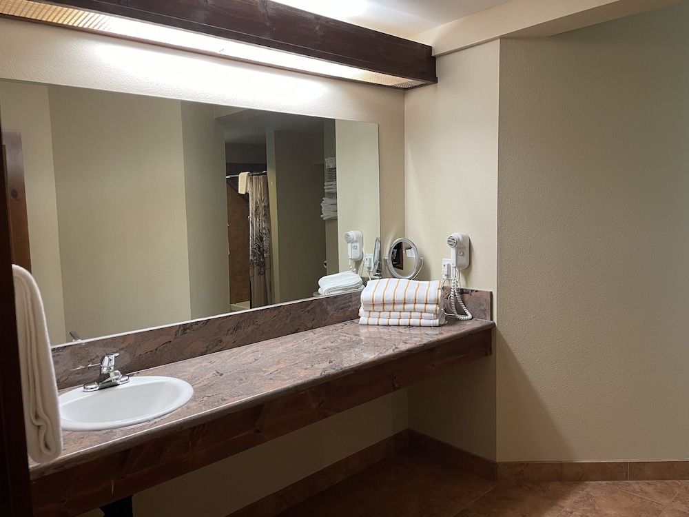 Carson Hot Springs Resort 1-Bedroom King Suite with Hot Tub 8