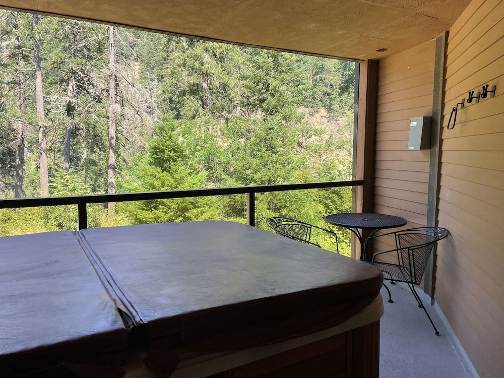 Carson Hot Springs Resort 1-Bedroom King Suite with Hot Tub 11