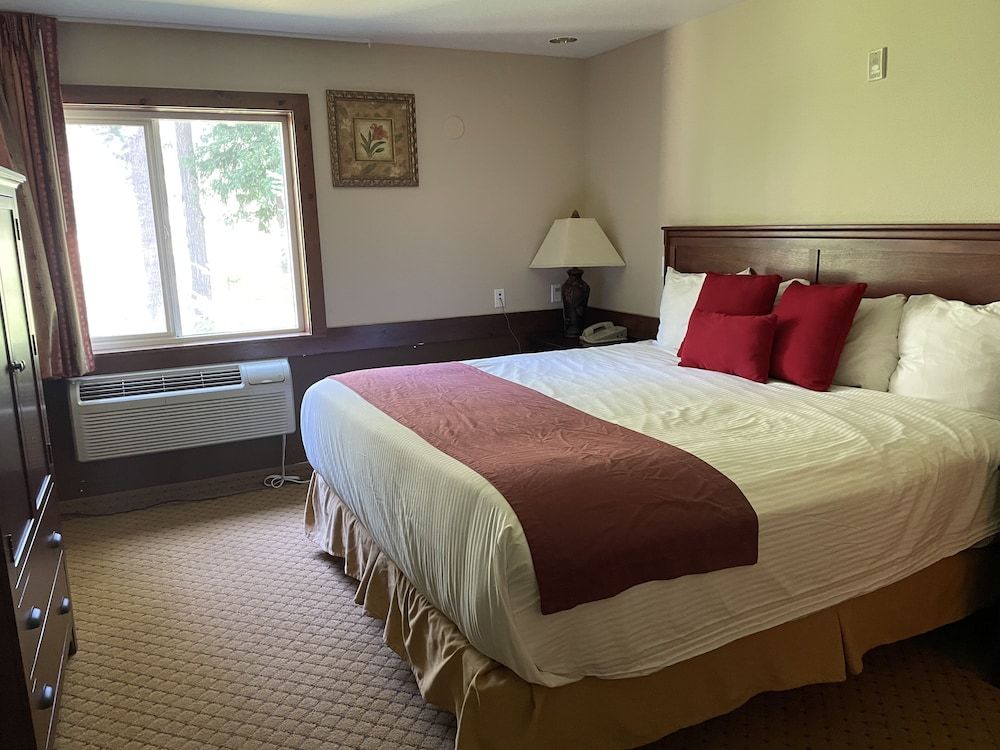 Carson Hot Springs Resort 1-Bedroom King Suite with Hot Tub 2