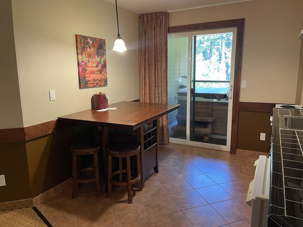 Carson Hot Springs Resort 1-Bedroom King Suite with Hot Tub 3