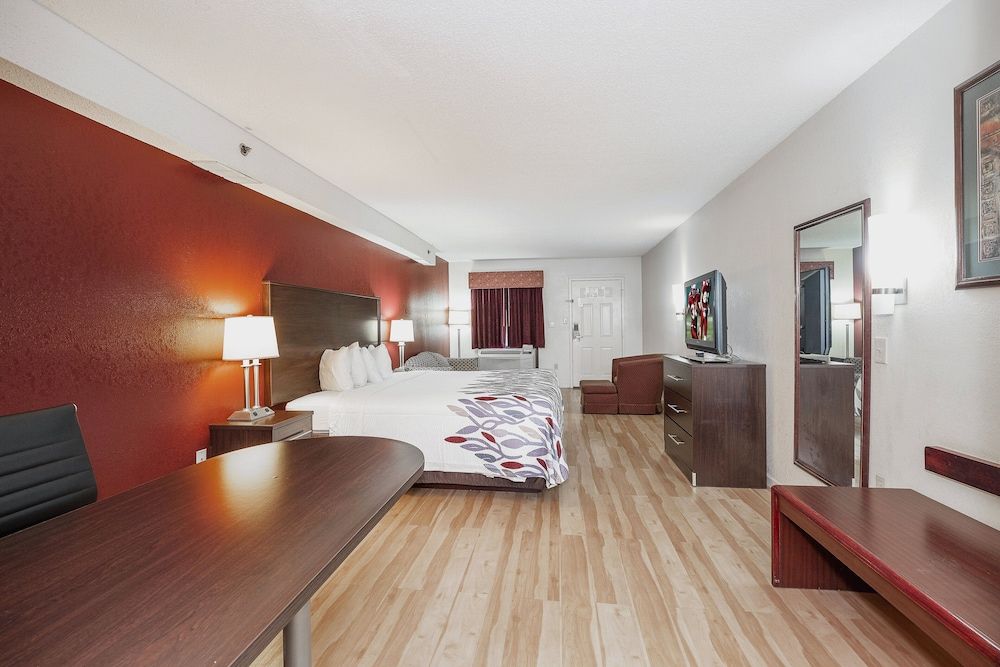 Red Roof Inn & Suites Rome Standard Suite, 1 King Bed, Non Smoking 2