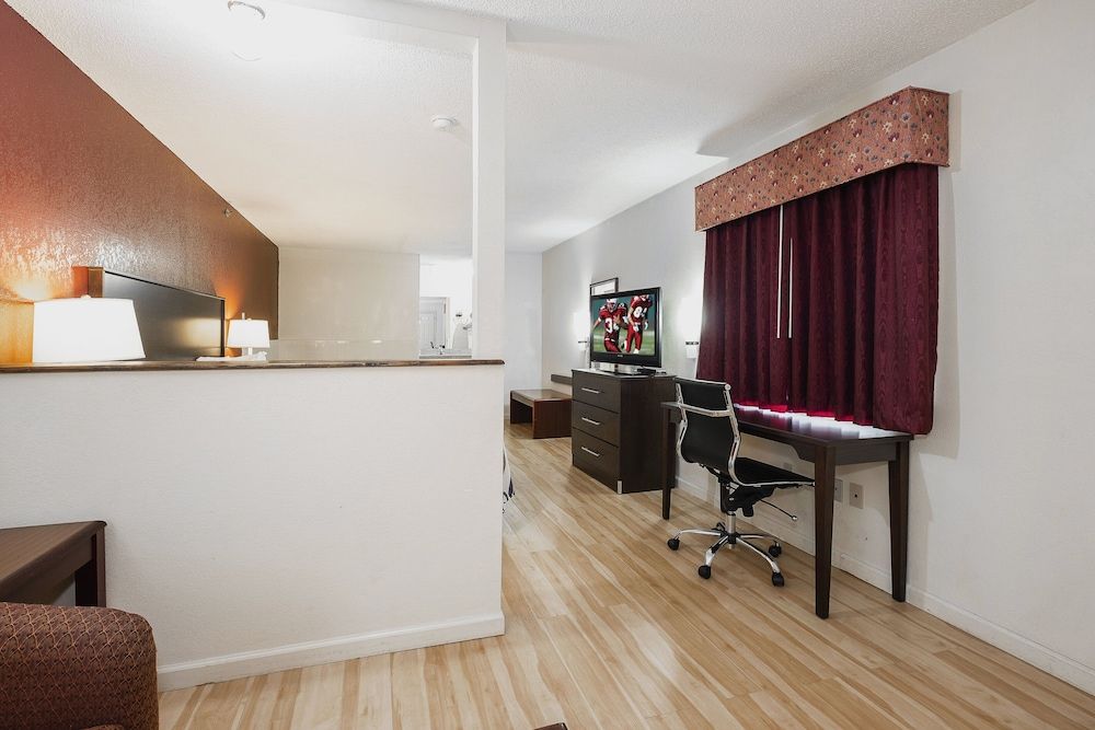 Red Roof Inn & Suites Rome Standard Suite, 1 King Bed, Non Smoking 7