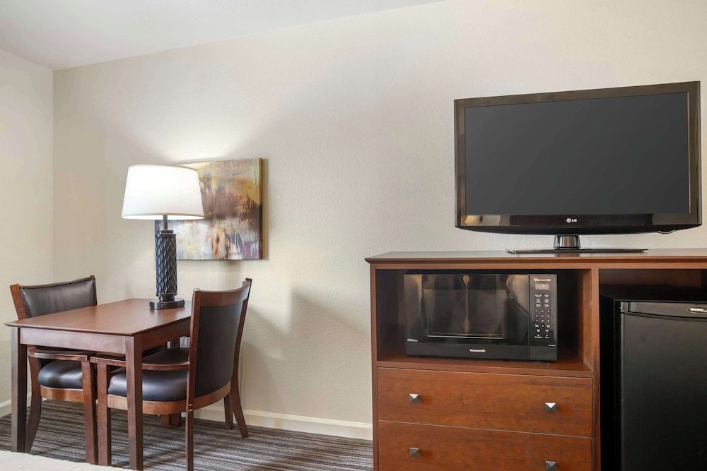 Best Western Clovis Cole Standard Room, 2 Queen Beds, Non Smoking, Refrigerator & Microwave 5