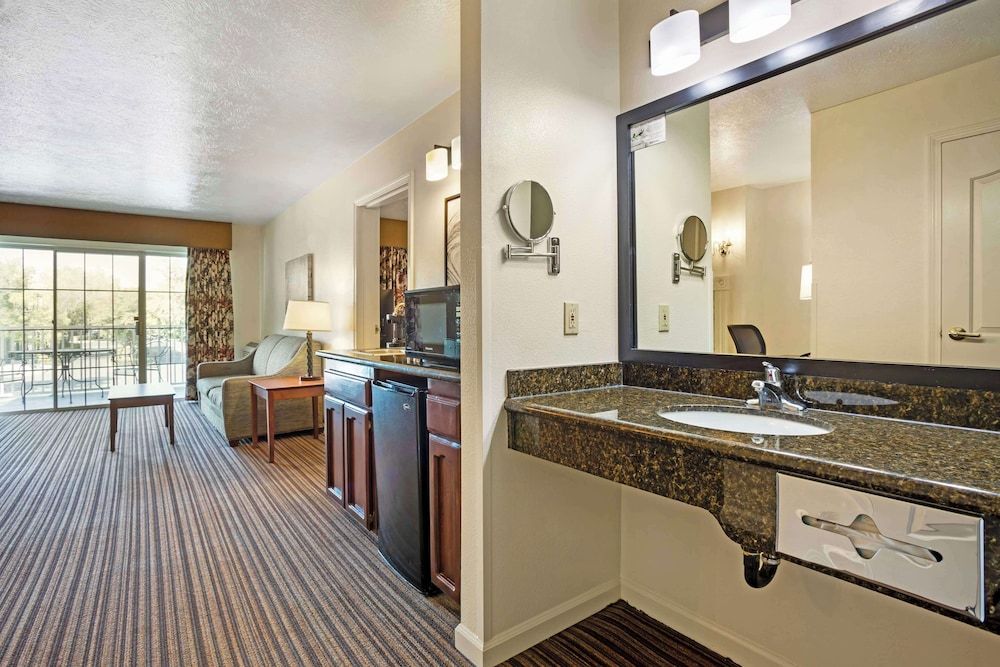 Best Western Clovis Cole Suite, 1 King Bed, Non Smoking, Fireplace 3