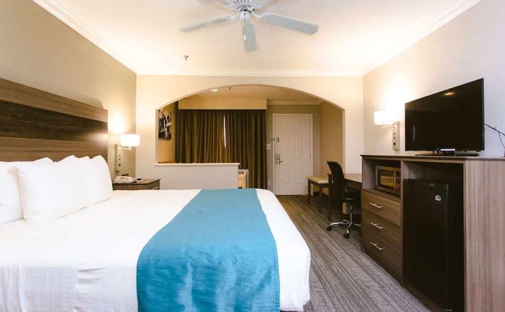 Best Western Pearland Inn Deluxe Room, 1 King Bed, Non Smoking, Refrigerator & Microwave 2