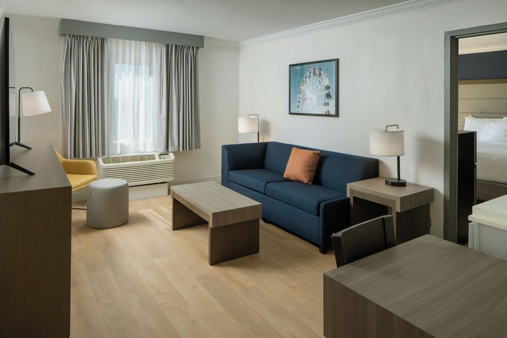 City Express by Marriott New Orleans 1-10 Standard Room, 1 King Bed, Non Smoking 6