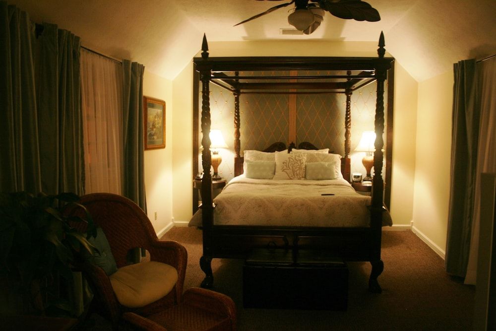 Room, 1 Queen Bed, Refrigerator