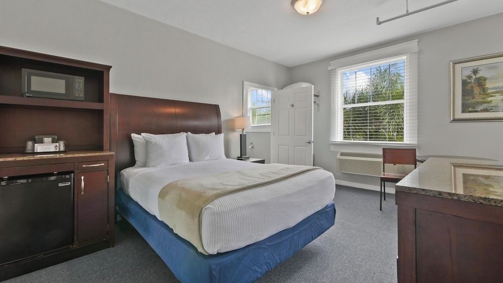 Deluxe Room, 1 Queen Bed with Sofa bed