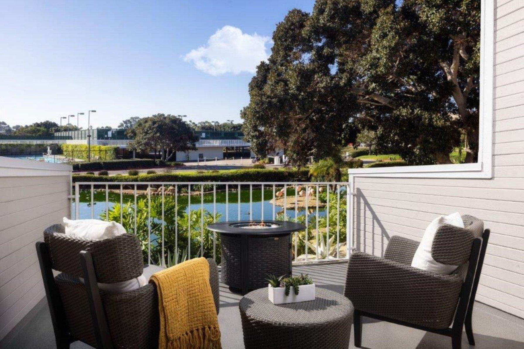 Guest Room, 1 King, Sofa Bed, Fire Pit View, Resort View