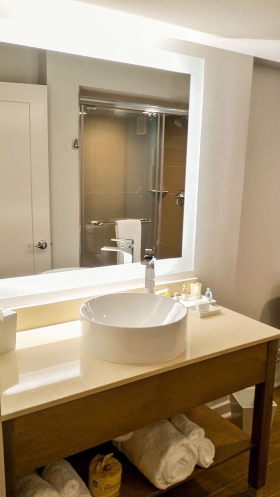 Margaritaville Resort Biloxi Standard Room, 1 King Bed, Balcony (Standard King Room with Balcony) 5