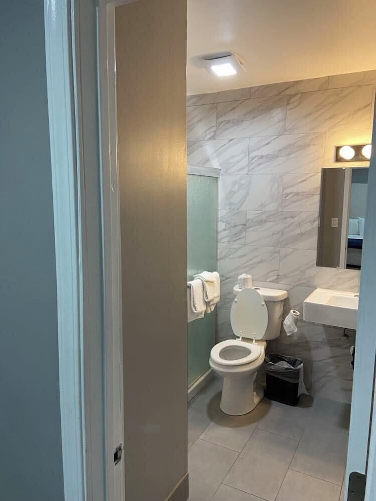 Westward Wagon Inn Theme Park Entrance Comfort Single Room, 2 Queen Beds 6