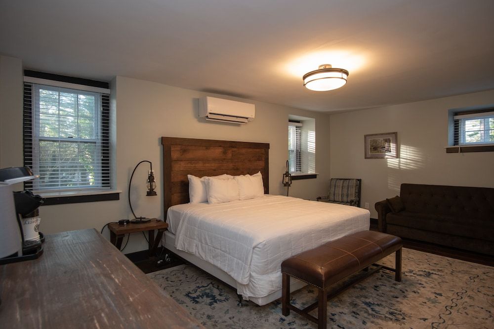 Allenberry Resort Room, 1 King Bed with Sofa bed