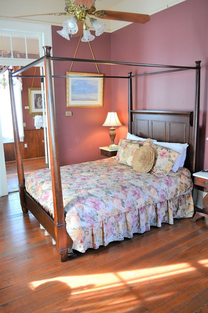 Deluxe Suite: The Desiree (2nd Floor)