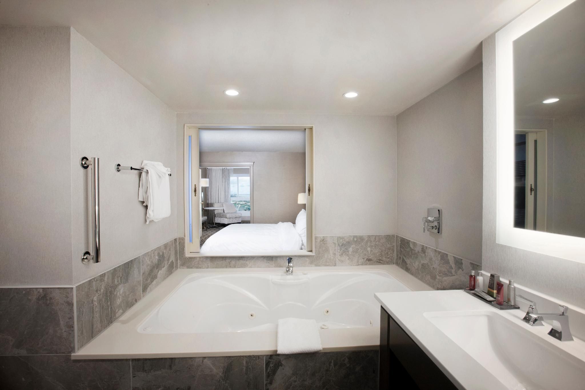 Fallsview, Guest room, 1 King, Whirlpool