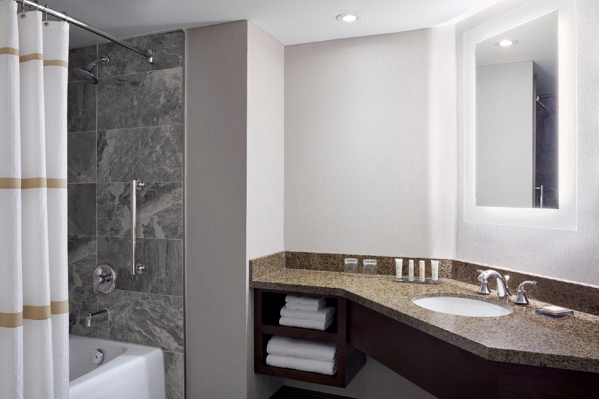 Marriott Niagara Falls Fallsview Hotel & Spa Guest room, 2 Queen, City view 3