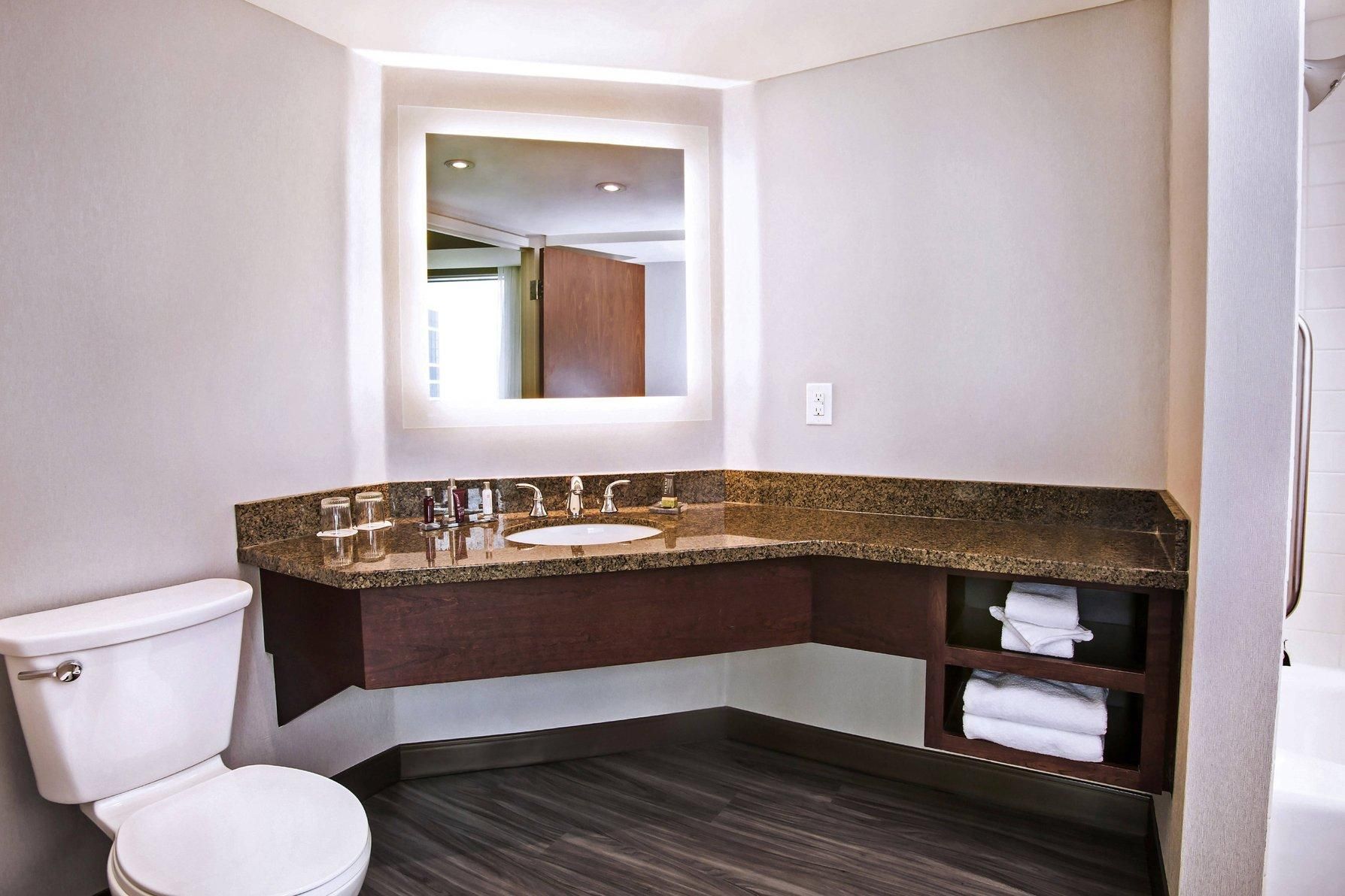 Guest room, 2 Queen, City view