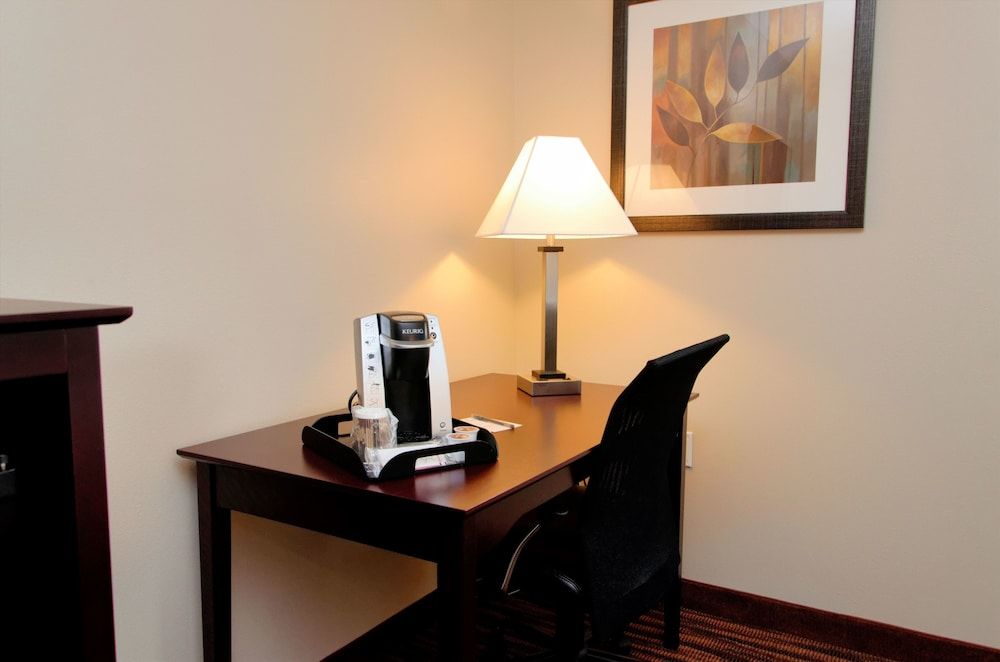 Cobblestone Inn & Suites - Fort Madison Family Suite, Multiple Beds 5