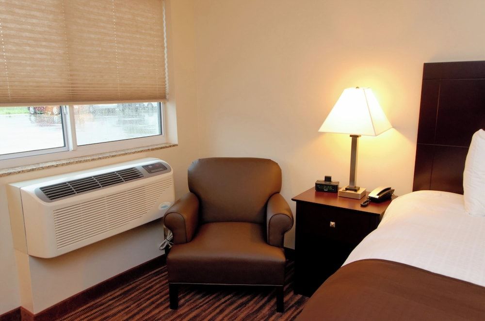 Cobblestone Inn & Suites - Fort Madison Room, 1 King Bed, Accessible, Non Smoking 7