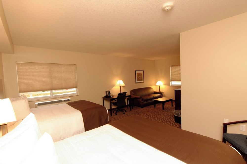 Cobblestone Inn & Suites - Fort Madison Family Suite, Multiple Beds 4