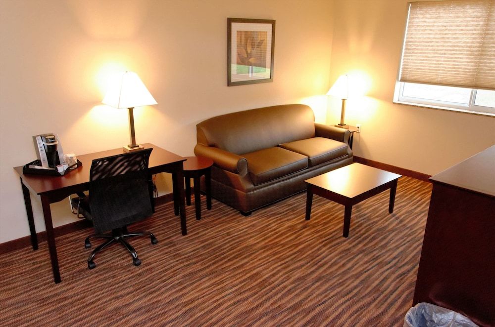 Cobblestone Inn & Suites - Fort Madison Family Suite, Multiple Beds 3
