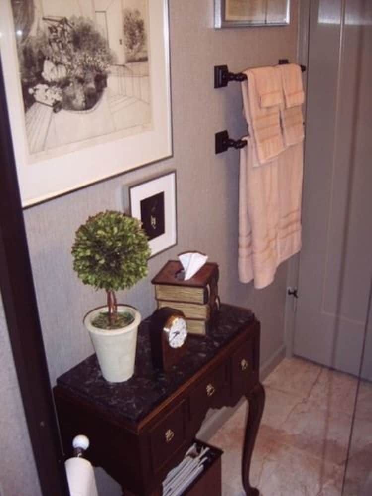Moore House Bed and Breakfast Room, Non Smoking, Private Bathroom (Moore House guest room) 7