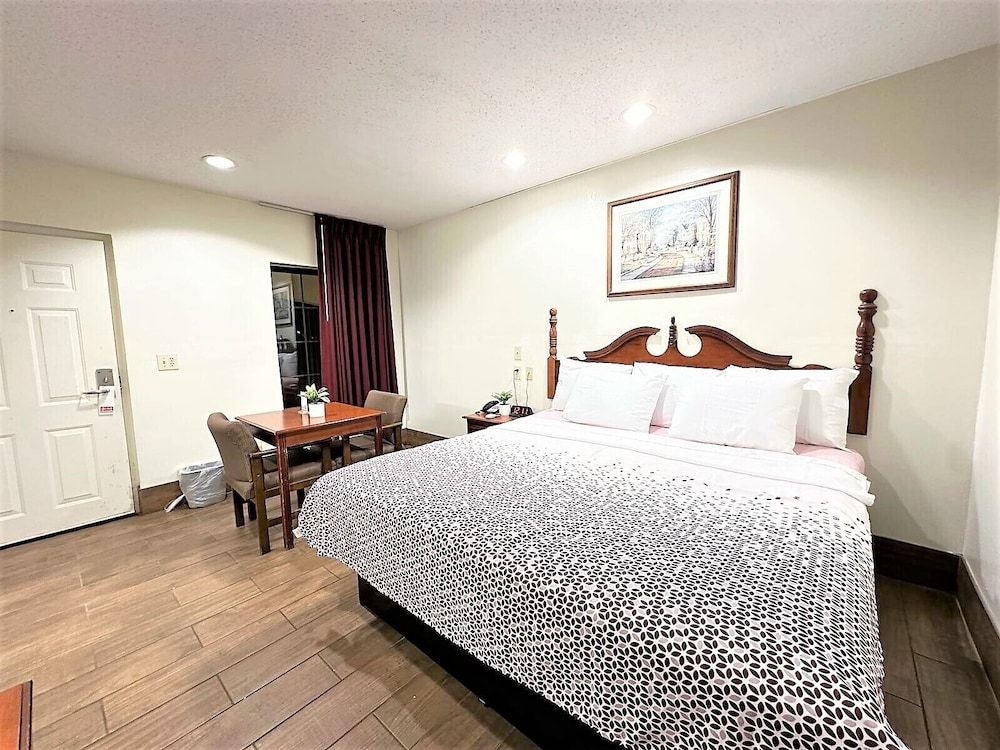 Budget Inn Standard Room, 1 King Bed, Smoking 3