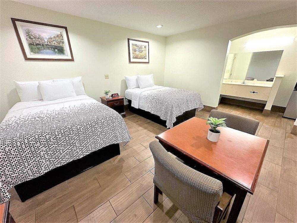 Budget Inn Standard Double Room, 2 Double Beds, Smoking 4