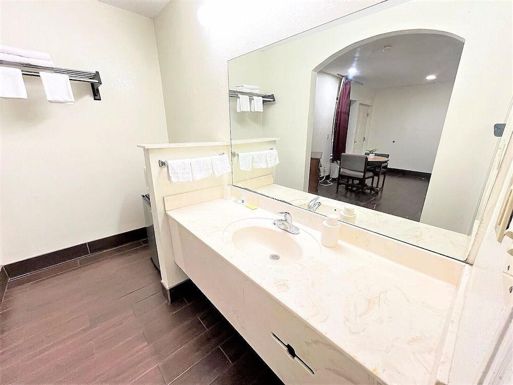 Budget Inn Standard Room, 1 King Bed, Non Smoking 13