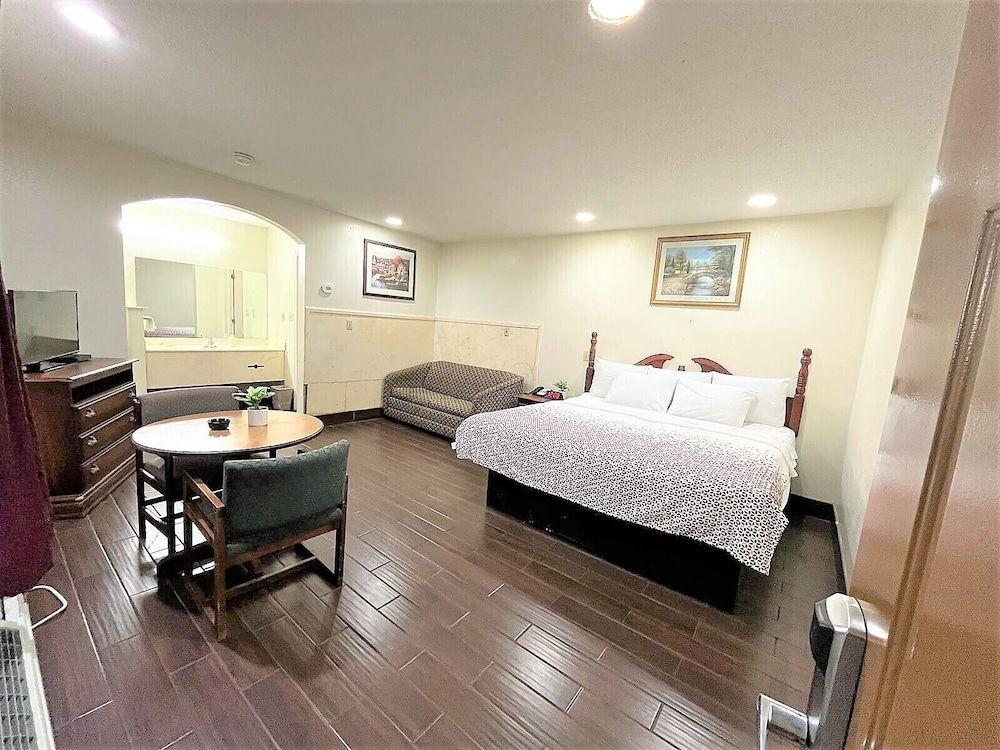 Budget Inn Standard Room, 1 King Bed, Non Smoking 3