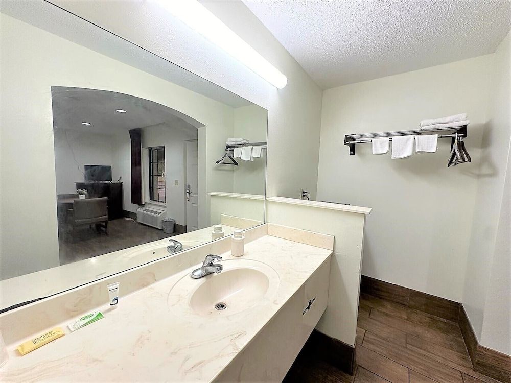 Budget Inn Standard Room, 1 King Bed, Smoking 6