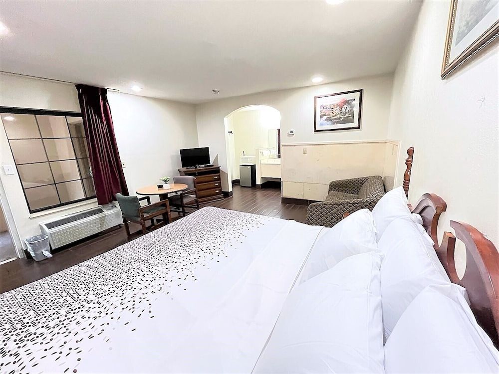 Budget Inn Standard Room, 1 King Bed, Non Smoking 7