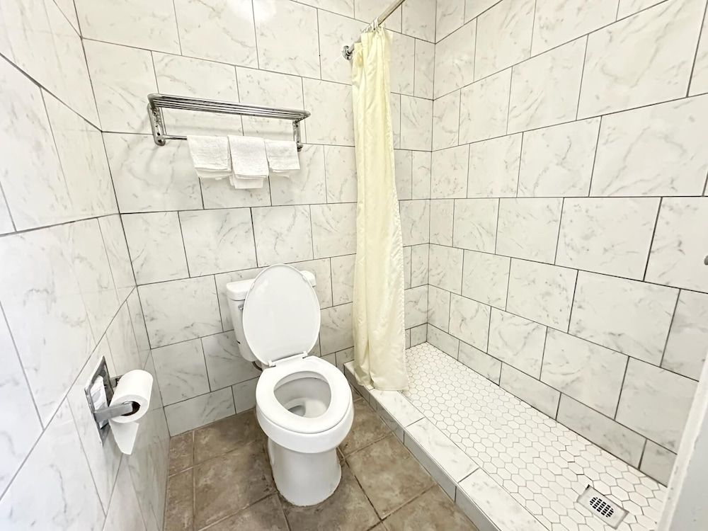 Budget Inn Standard Room, 1 King Bed, Smoking 5