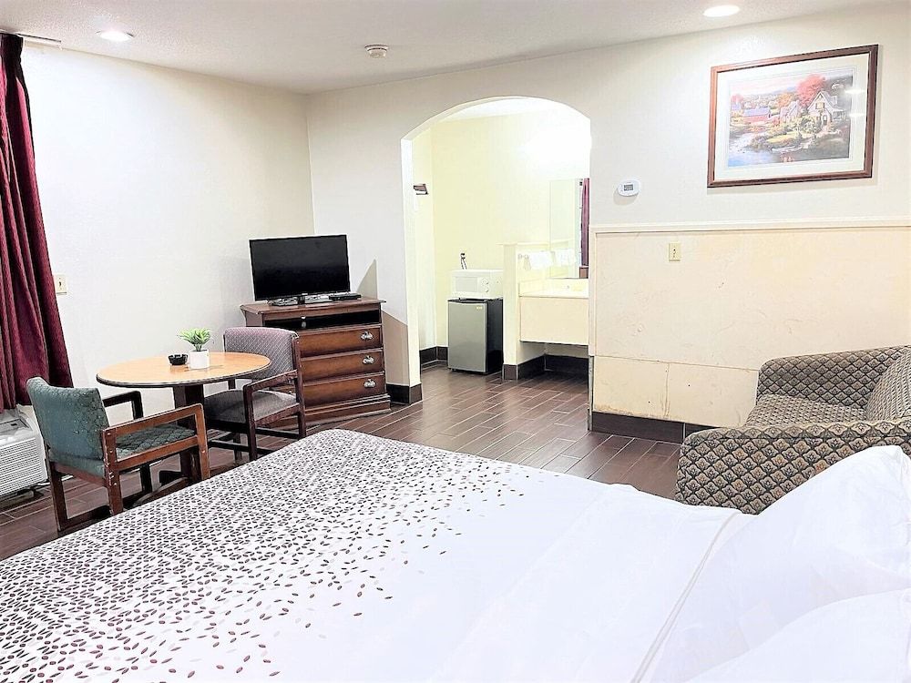 Budget Inn Standard Room, 1 King Bed, Non Smoking 4