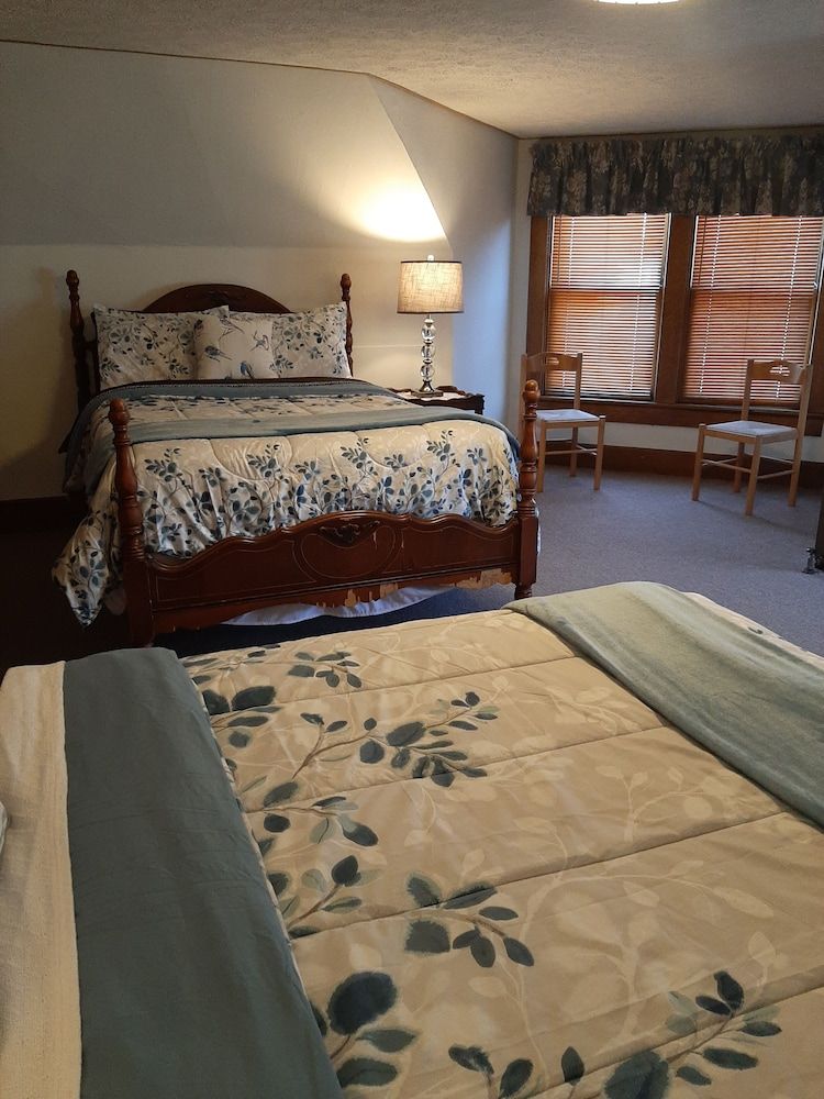 Barclay Bed and Breakfast Room, Shared Bathroom (Burroughs Room)