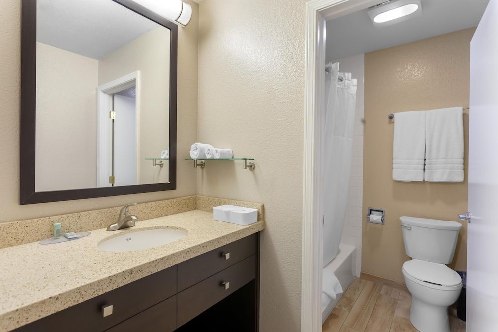 Best Western Petaluma Inn Standard Room, 1 Queen Bed, Non Smoking, Microwave 3